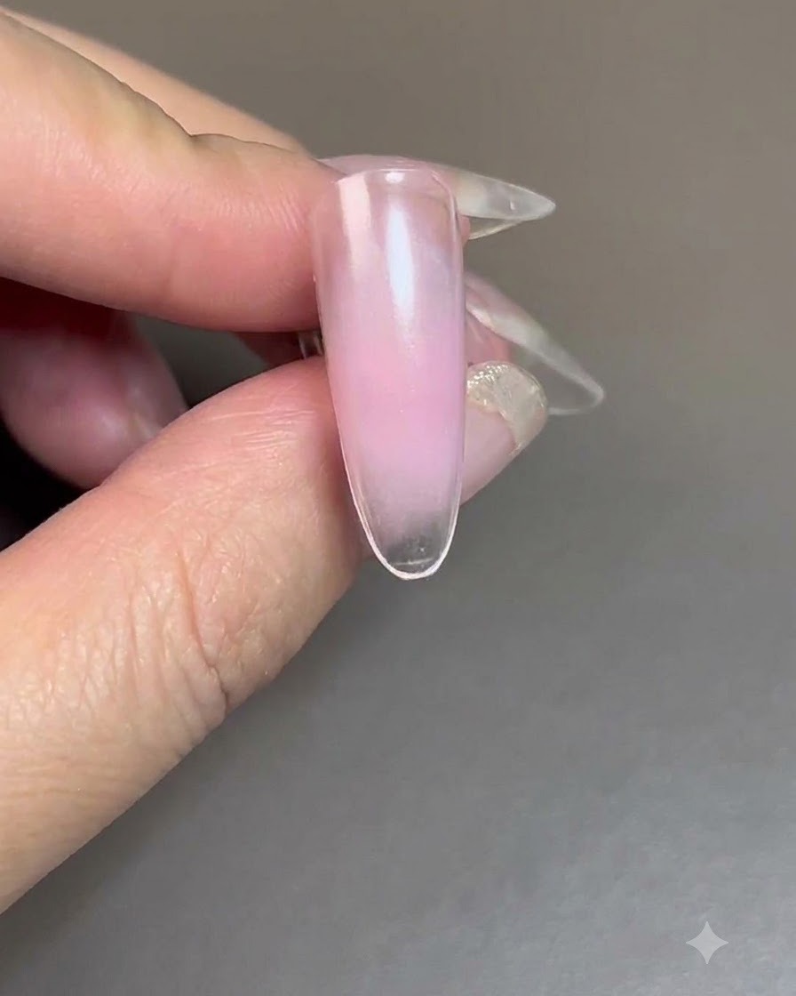 Un ongle avec du gel blush en train de catalyser sous une lampe à UV/LED.