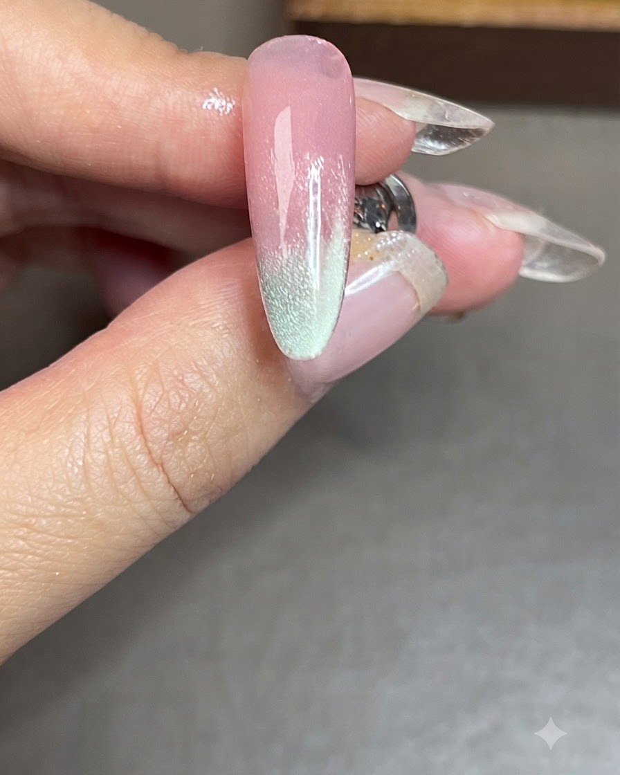 Un ongle avec une bande latérale cat-eye bleue finie après avoir été catalysé sous une lampe.