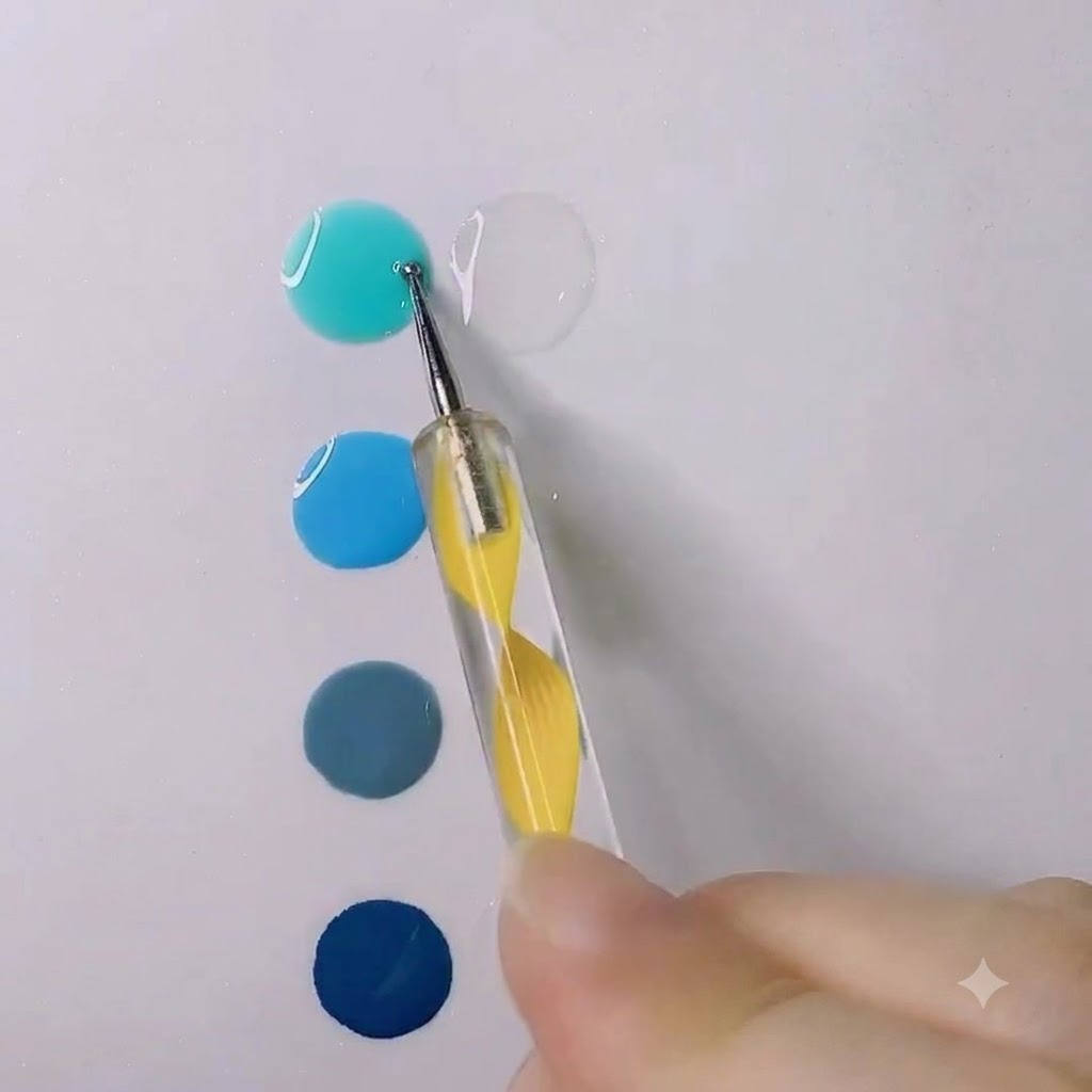Un stylo à pointer mélangeant une goutte de gel bleu eau vif dans une goutte de gel transparent sur une surface blanche.