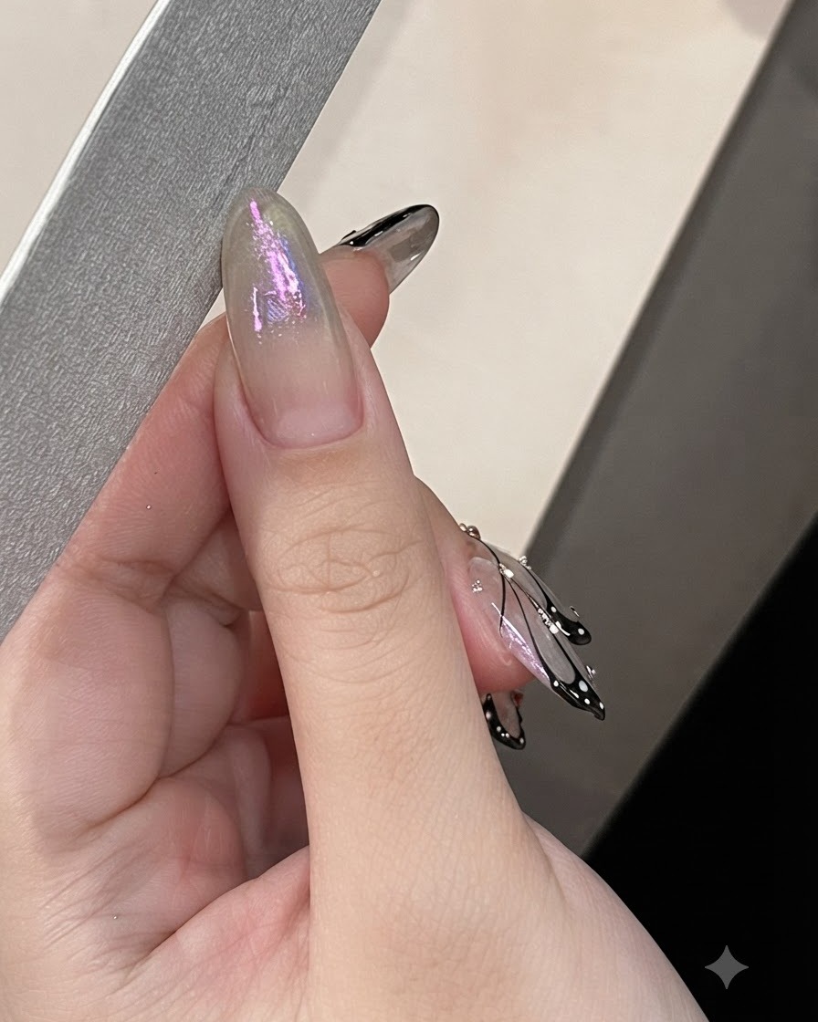 Une main utilisant une lime à ongles le long du bord latéral dun ongle en forme damande.