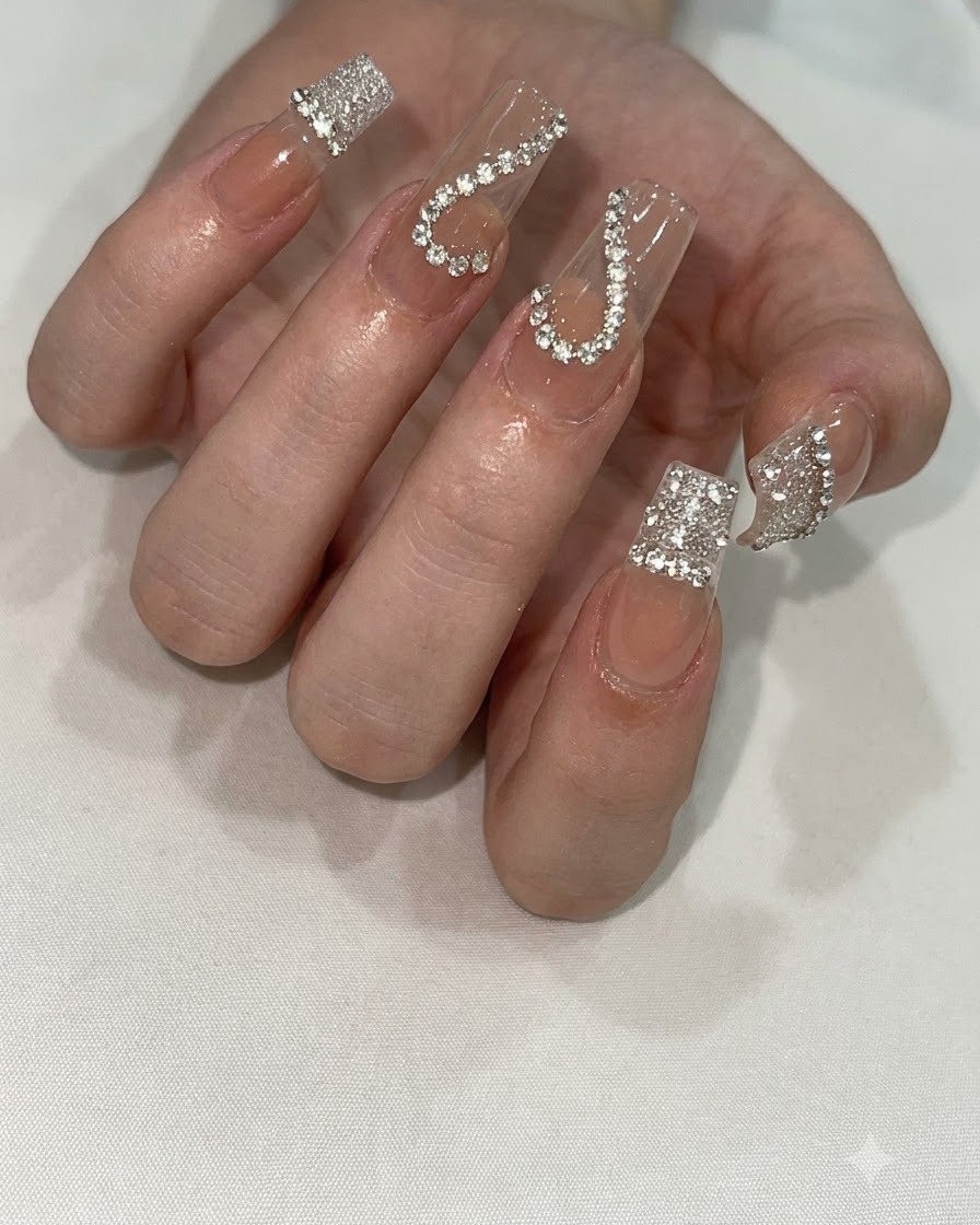 Une main positionnée sous une lampe à ongles UV/LED compacte pour catalyser un nail art détaillé.
