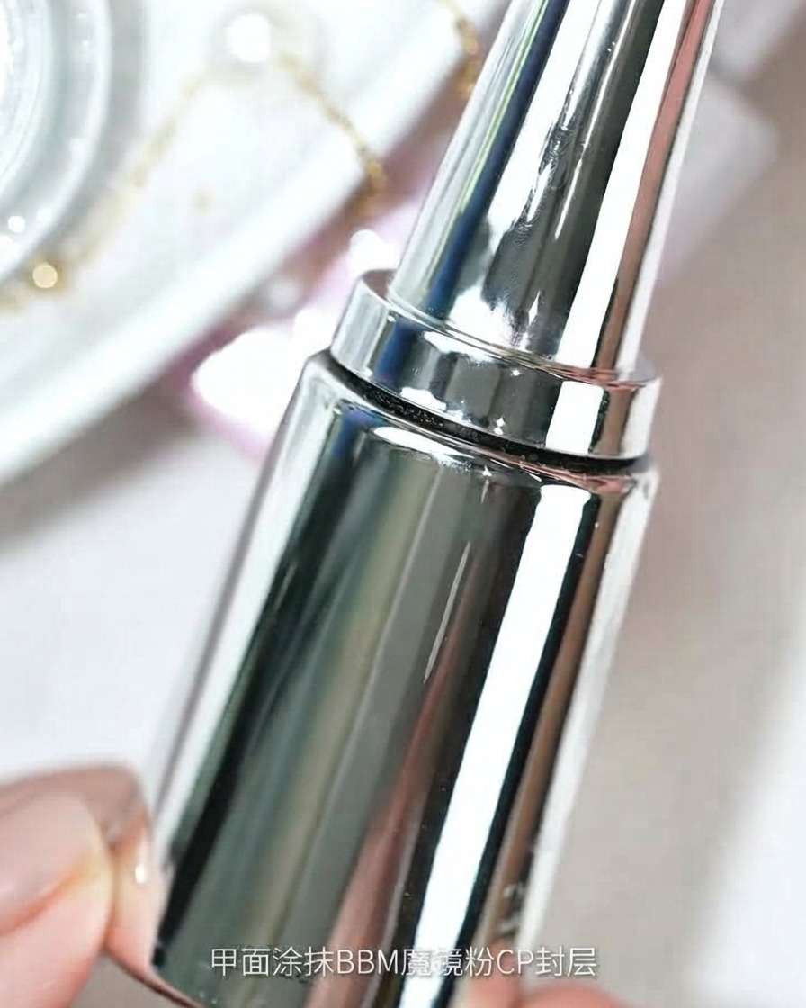 Gros plan sur un flacon au bouchon argenté représentant le top coat BBM Magic Mirror Powder CP.