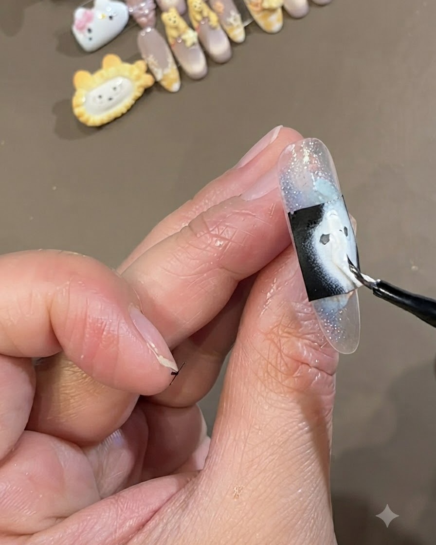 Un pinceau fin peignant une épaisse couche de gel blanc sur un pochoir noir rectangulaire placé sur un ongle encapsulé bleu glacial.