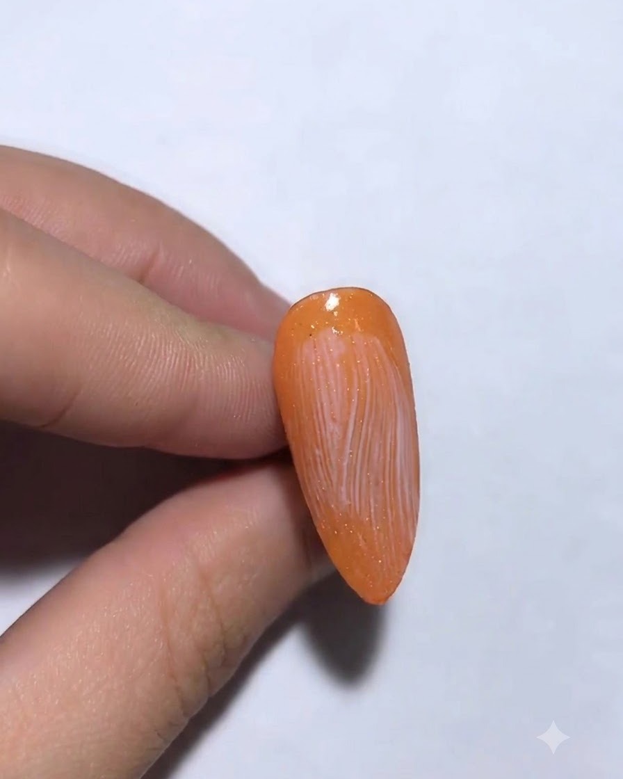 Foil de transfert argenté appliqué et pressé sur un ongle.