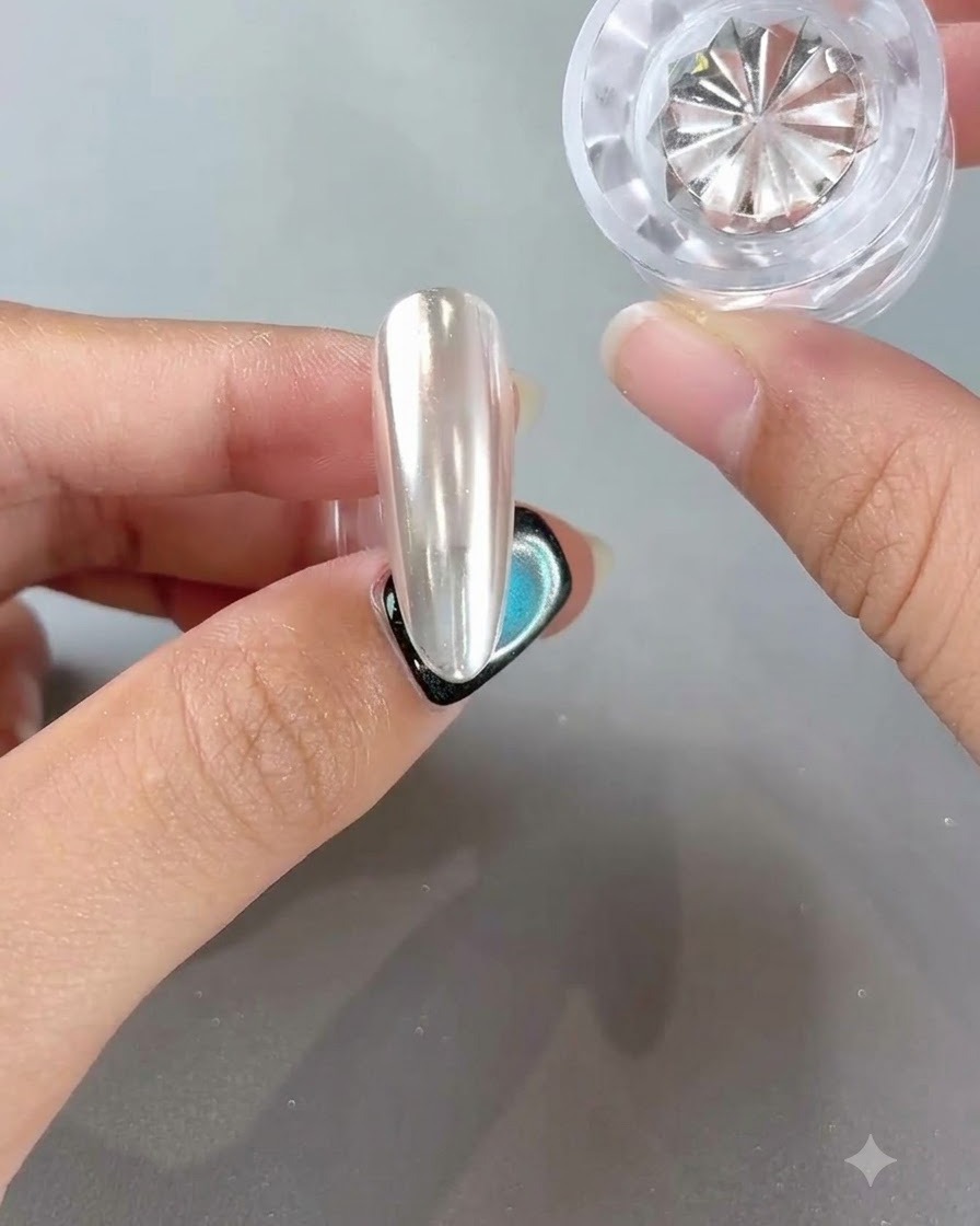 Un pot de couche de scellement positionné à côté dun faux-ongle au fini miroir impeccable.