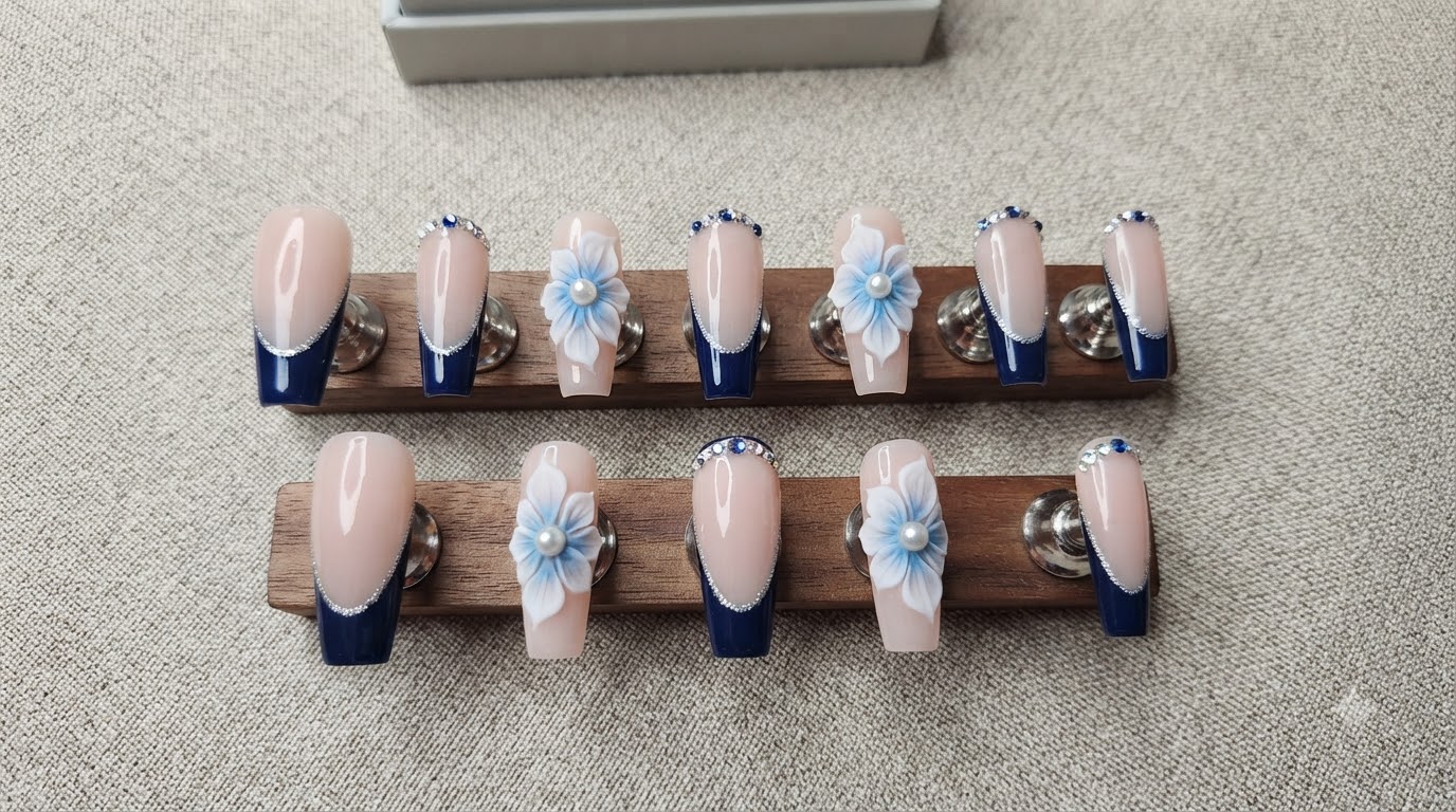 Faux-ongles French Bleue avec Fleurs 3D — Tutoriel Pas à Pas