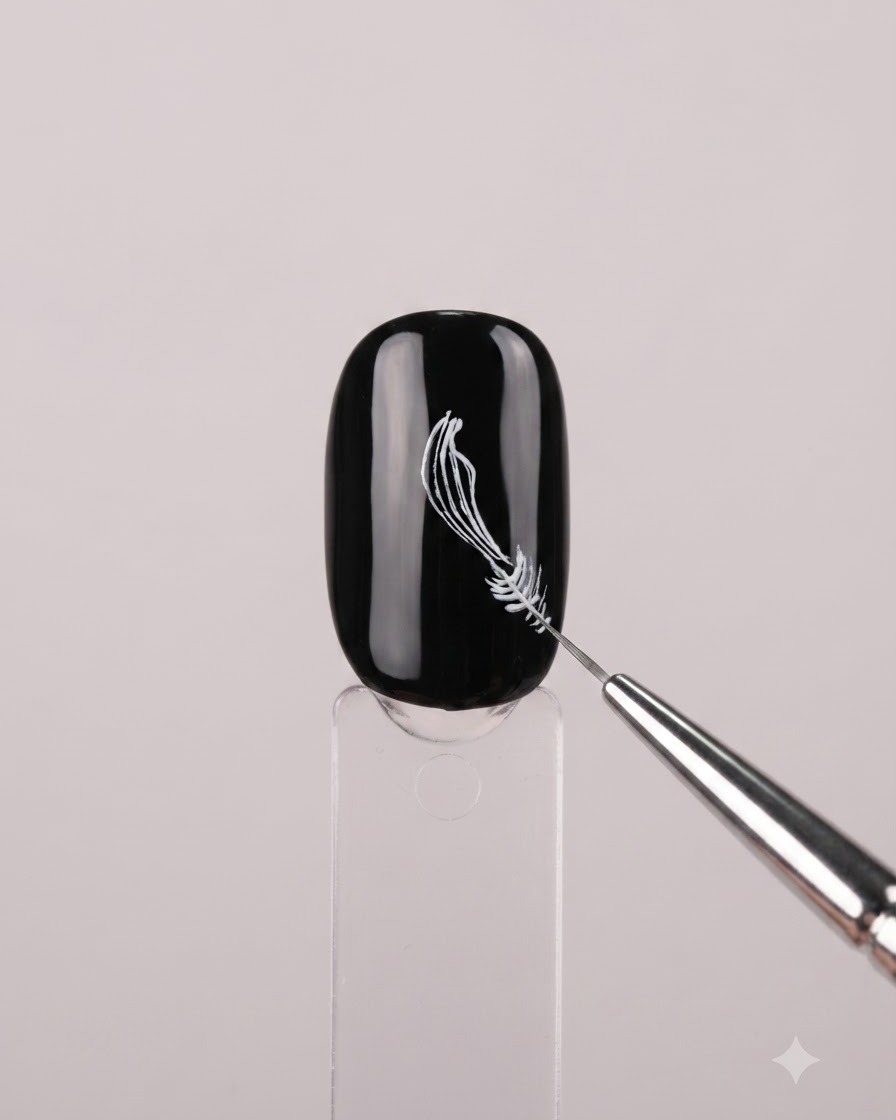 Un présentoir à ongles montrant un ongle noir avec un art floral détaillé à fines lignes argentées.