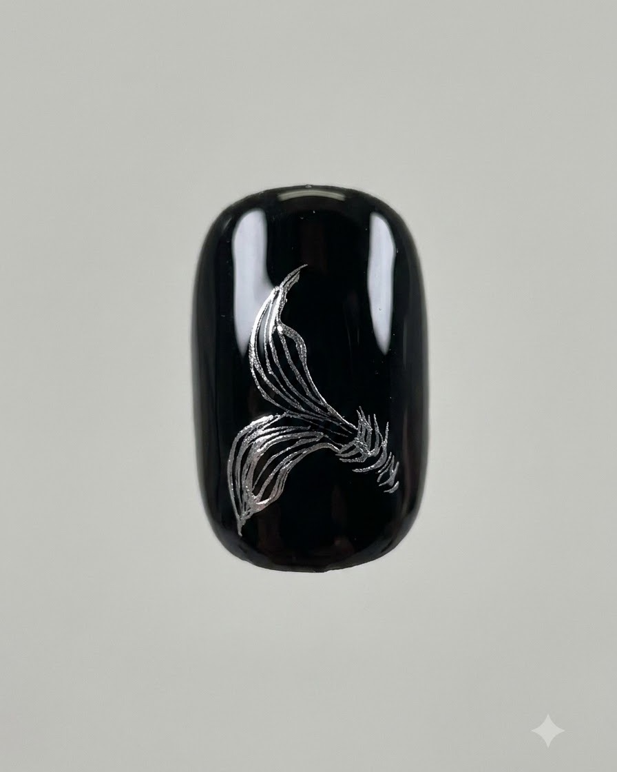 Une première couche achevée de nail art à trois pétales argentés sur une surface dongle en gel noir.