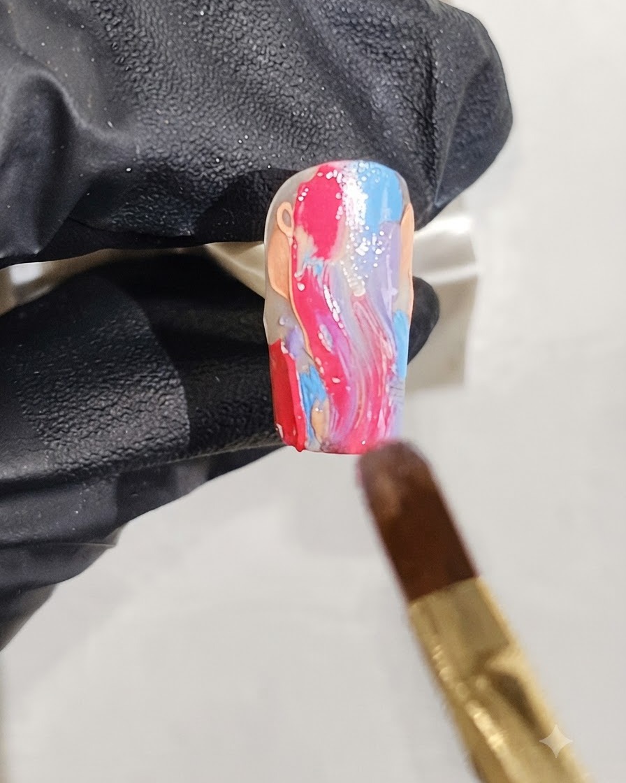 Un pinceau fin appliquant des paillettes argentées éparpillées sur un design dongle marbré humide.