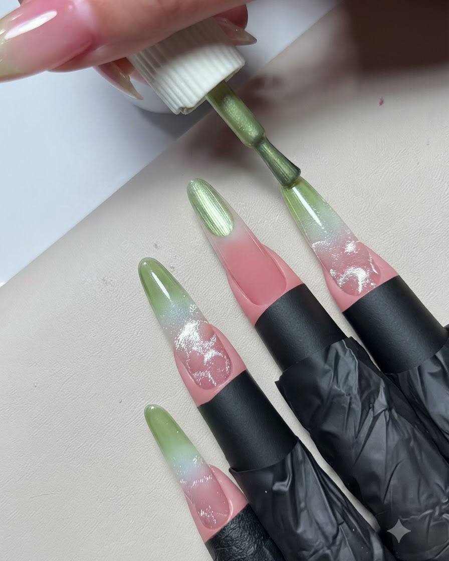 Un pinceau de vernis gel appliquant une couche de vernis vert vibrant sur le bord libre dune extension dongle dentraînement.
