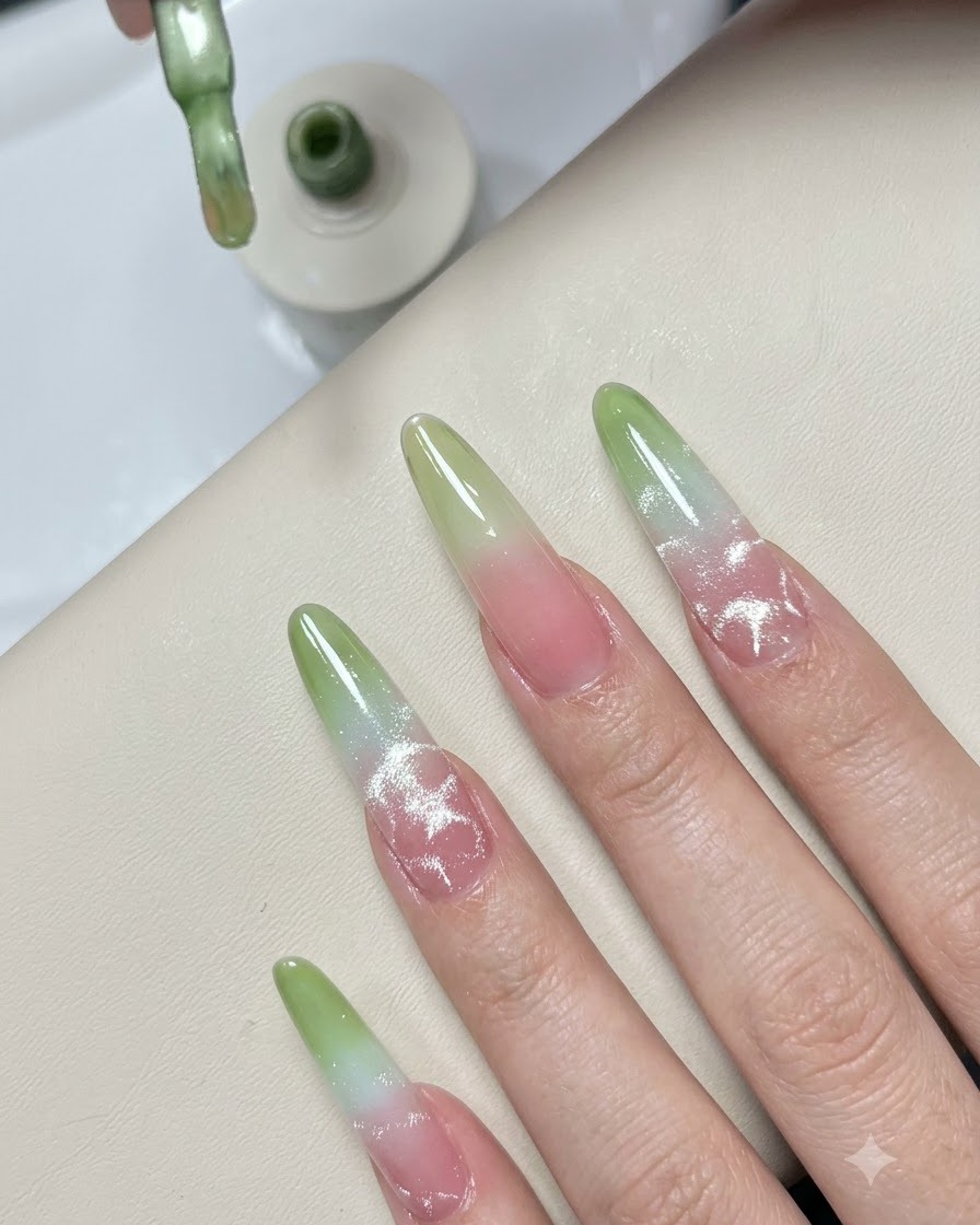 Un pinceau de vernis déposant une petite touche supplémentaire de gel vert sur le bout de longle dentraînement.