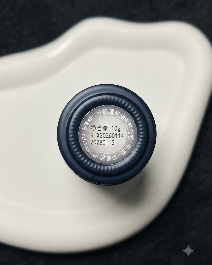 Vue de haut du capuchon et de létiquette dun flacon de vernis gel magnétique ou métallique argenté INCH EASY.