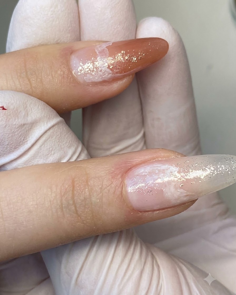 Vue rapprochée dun pinceau liner fin créant des motifs de veinage de marbre blanc délicats sur un ongle dégradé.