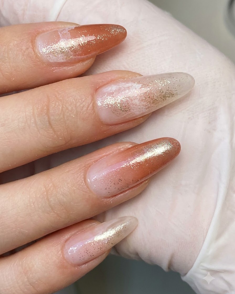 Plusieurs doigts montrant des ongles propres après avoir été essuyés avec de lalcool pour éliminer les résidus de surface.