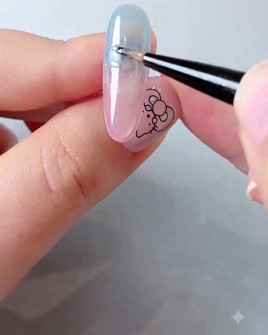Un pinceau fin appliquant du vernis gel blanc laiteux pour former des nuages abstraits sur un ongle dégradé rose et bleu.