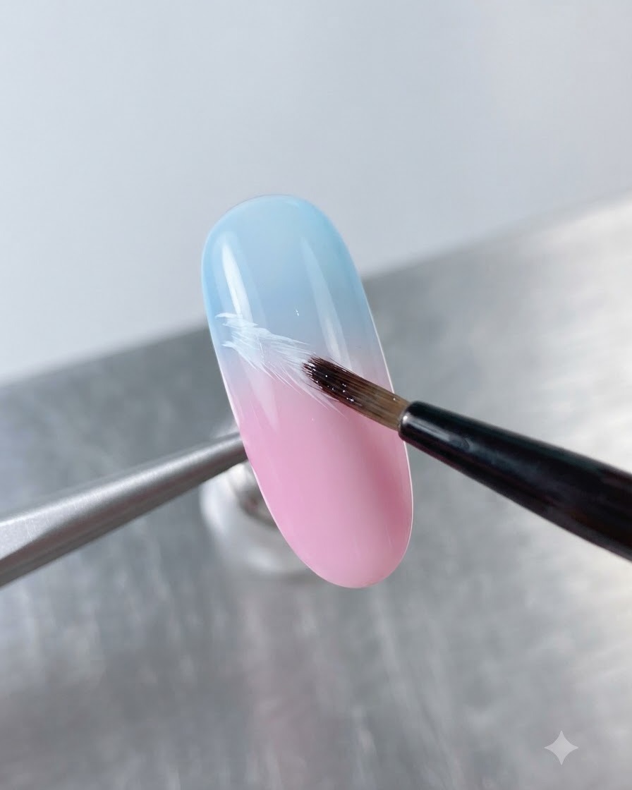 Un pinceau fin de détail glissant du gel blanc sur une surface dongle dégradée bleue et rose pour former des lignes.