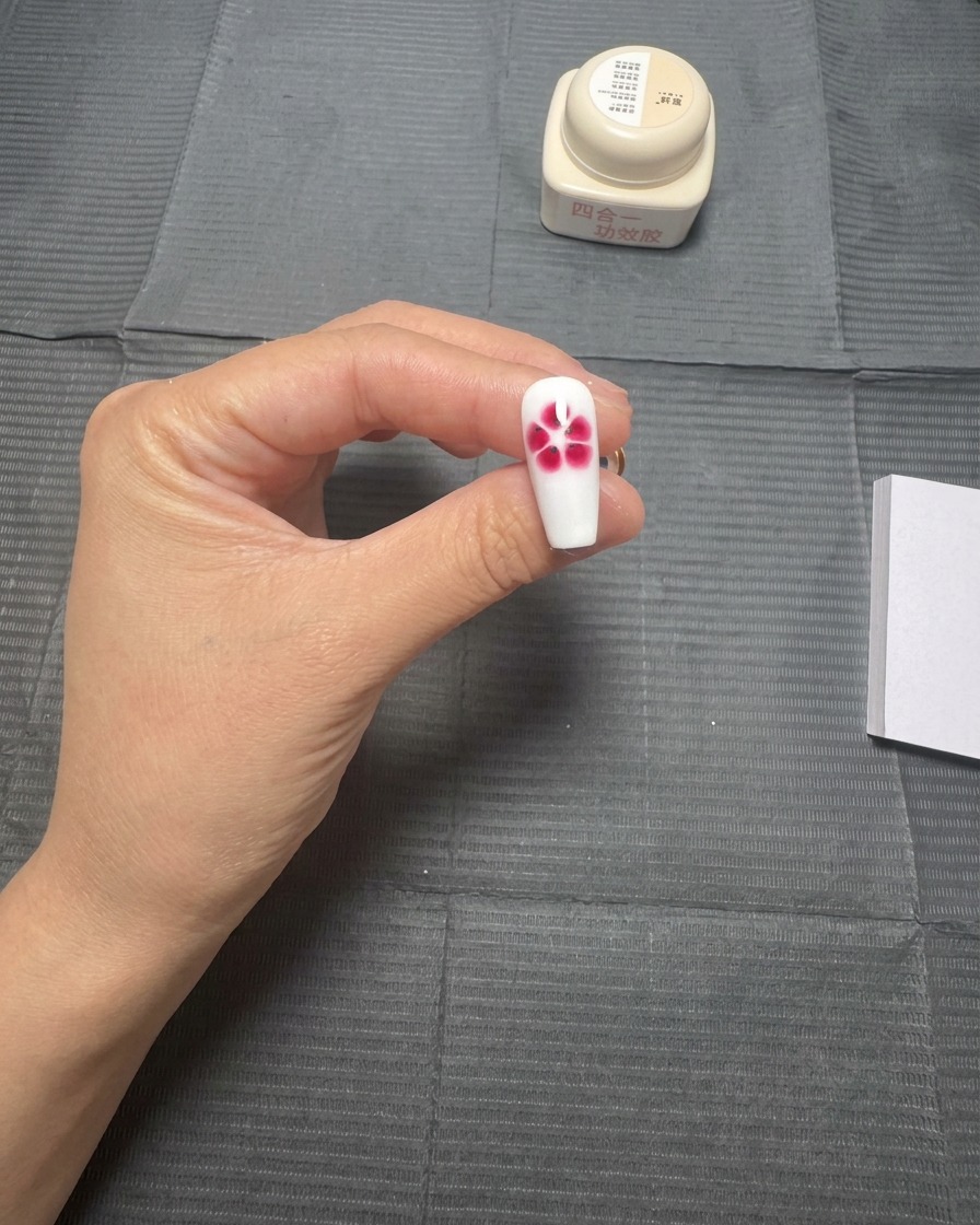 Un pourtour dongle blanc montrant une fleur rouge à cinq pétales magnifiquement épanouie avec un effet aquarelle.