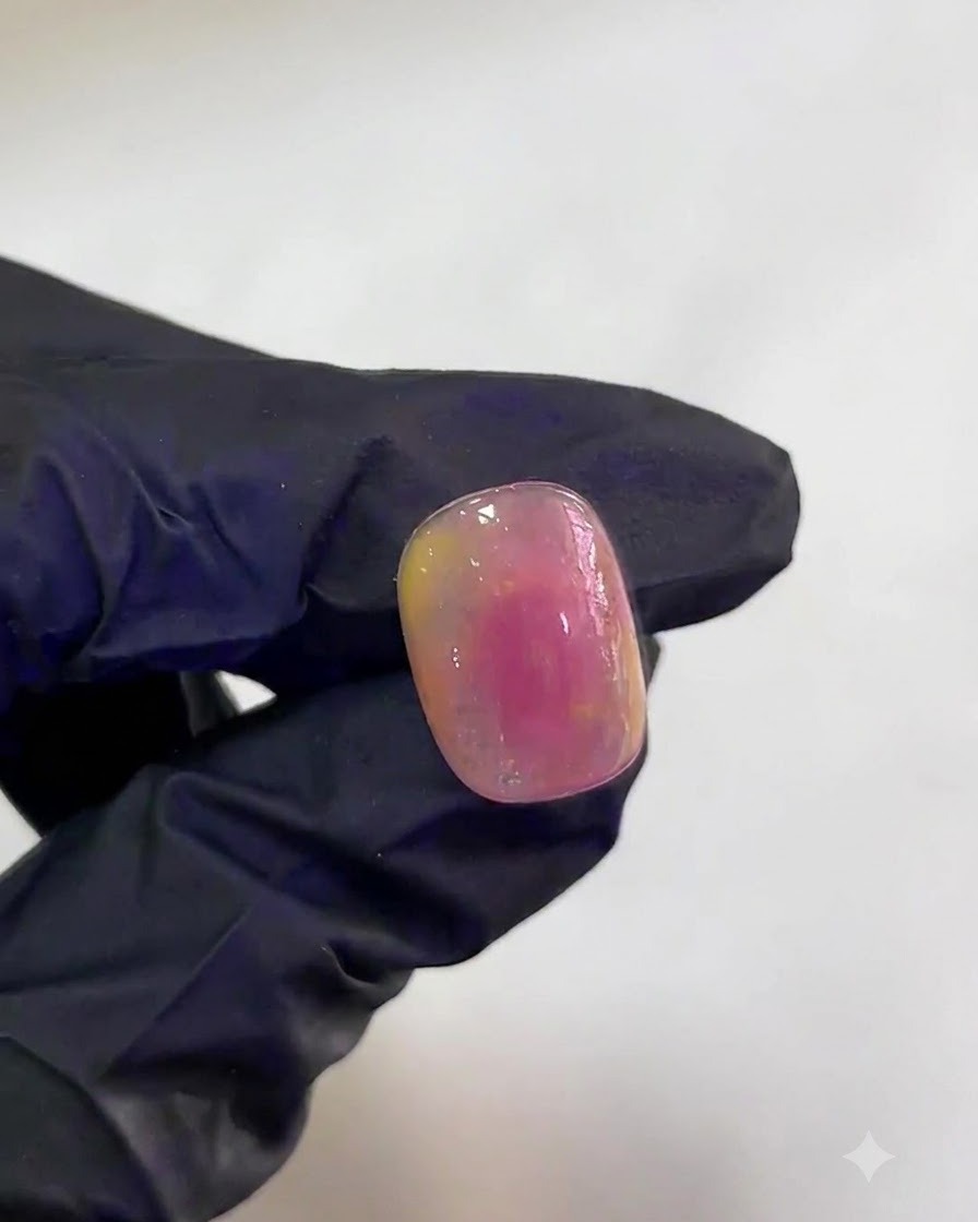 Une main à lintérieur dune lampe UV/LED catalysant un ongle en dégradé aquarelle rose et jaune.