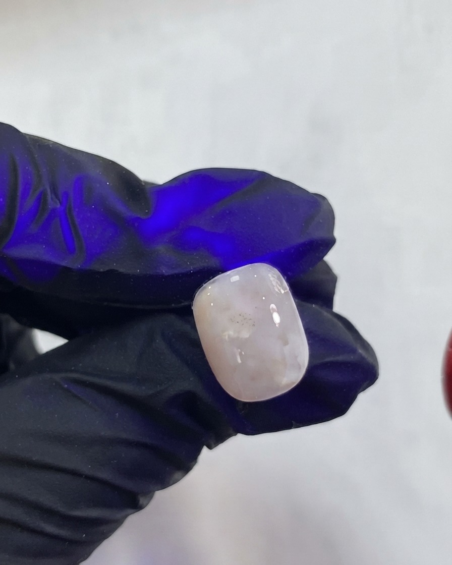 Un onglet catalysant sous la lumière violette dune lampe UV LED.