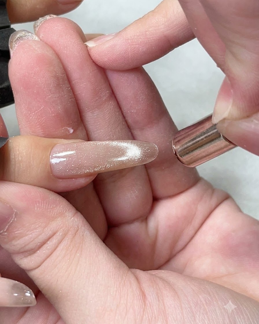 Aimants cylindriques positionnés au-dessus du majeur pour façonner le scintillement cat eye en un flash lumineux.