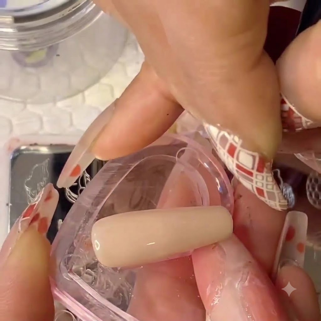 Vue de près dun pinceau fin peignant la couleur de la peau sur une tête de tampon en silicone.