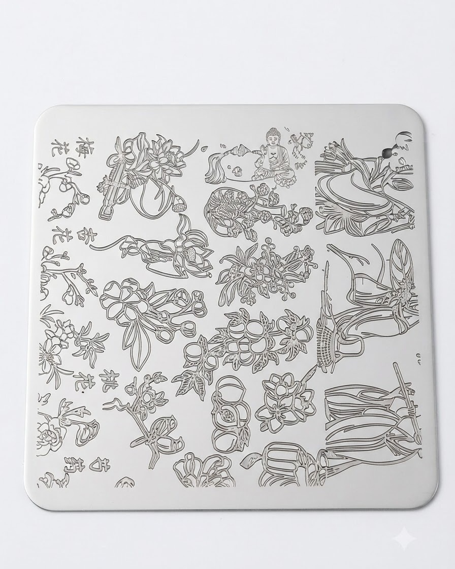 Une plaque destampage métallique présentant divers motifs de fleurs avec un liquide blooming rougeâtre appliqué sur une section de design floral spécifique.