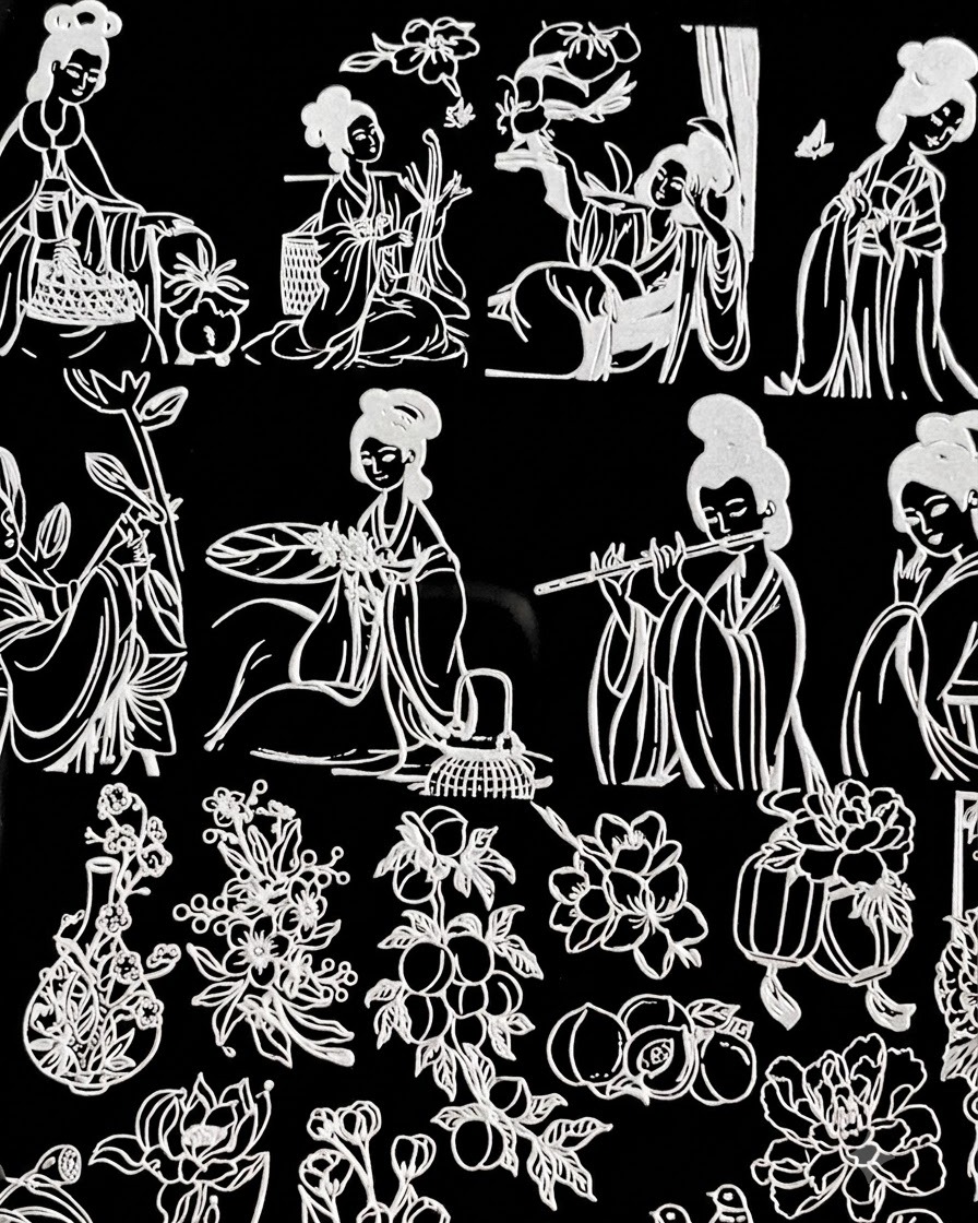 Un tampon en silicone ramassant des motifs de figures féminines traditionnelles blanches détaillées sur une plaque destampage métallique.