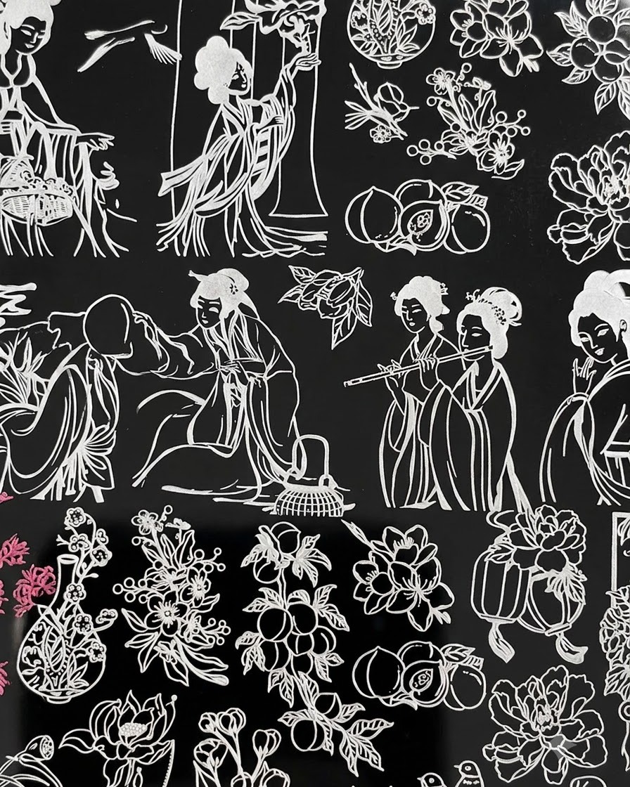 Une disposition de plaque destampage montrant des figures féminines traditionnelles aux côtés darrangements floraux, avec des accents de couleur rose visibles sur le côté gauche.