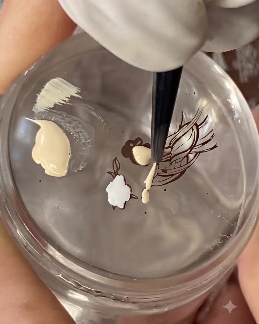 Un tampon transparent transférant une illustration au trait noir dune femme traditionnelle chinoise sur une capsule dongle nude.