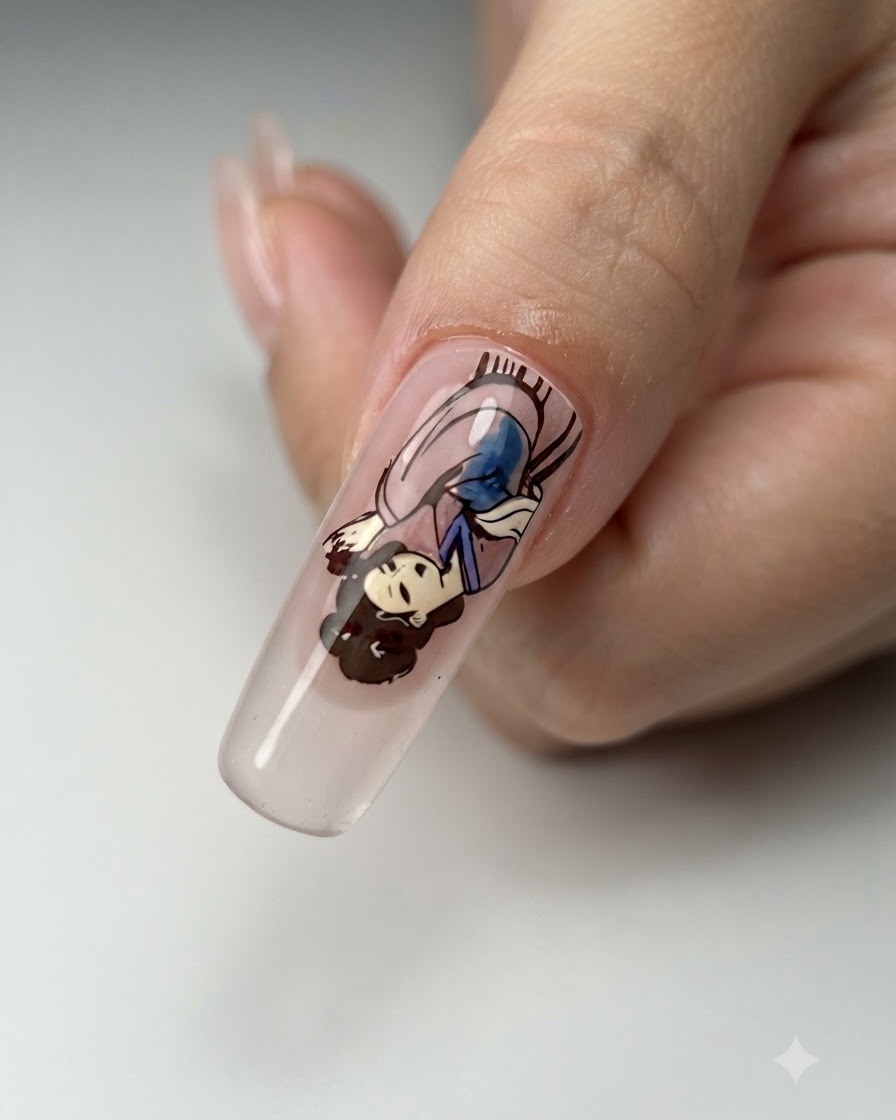 Un pinceau de nail art affinant les lignes de vêtements et de ton de chair dun décalque de personnage complété sur un ongle.