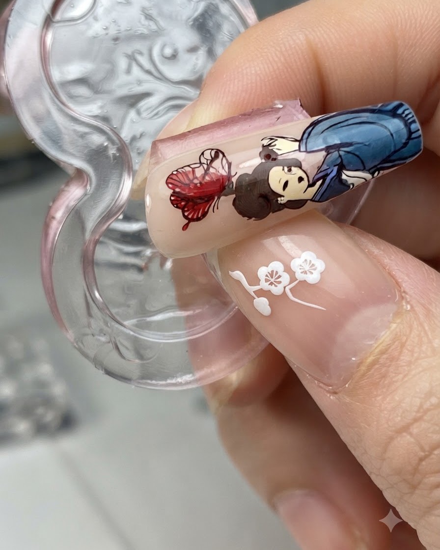 Une capsule dongle avec un design de papillon transféré à côté dune figure de personnage tandis que le liquide blooming est appliqué.