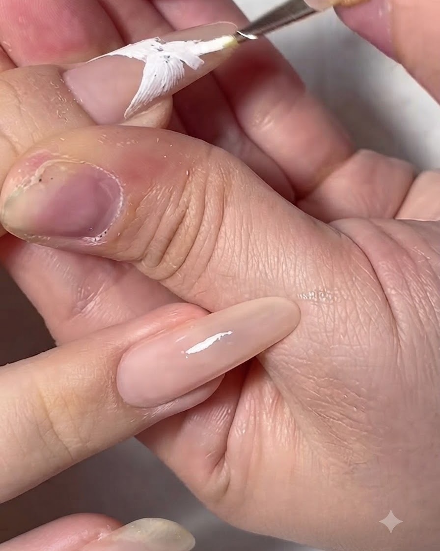 Vue détaillée dun contour daile de papillon en gel blanc achevé sur une extension dongle.