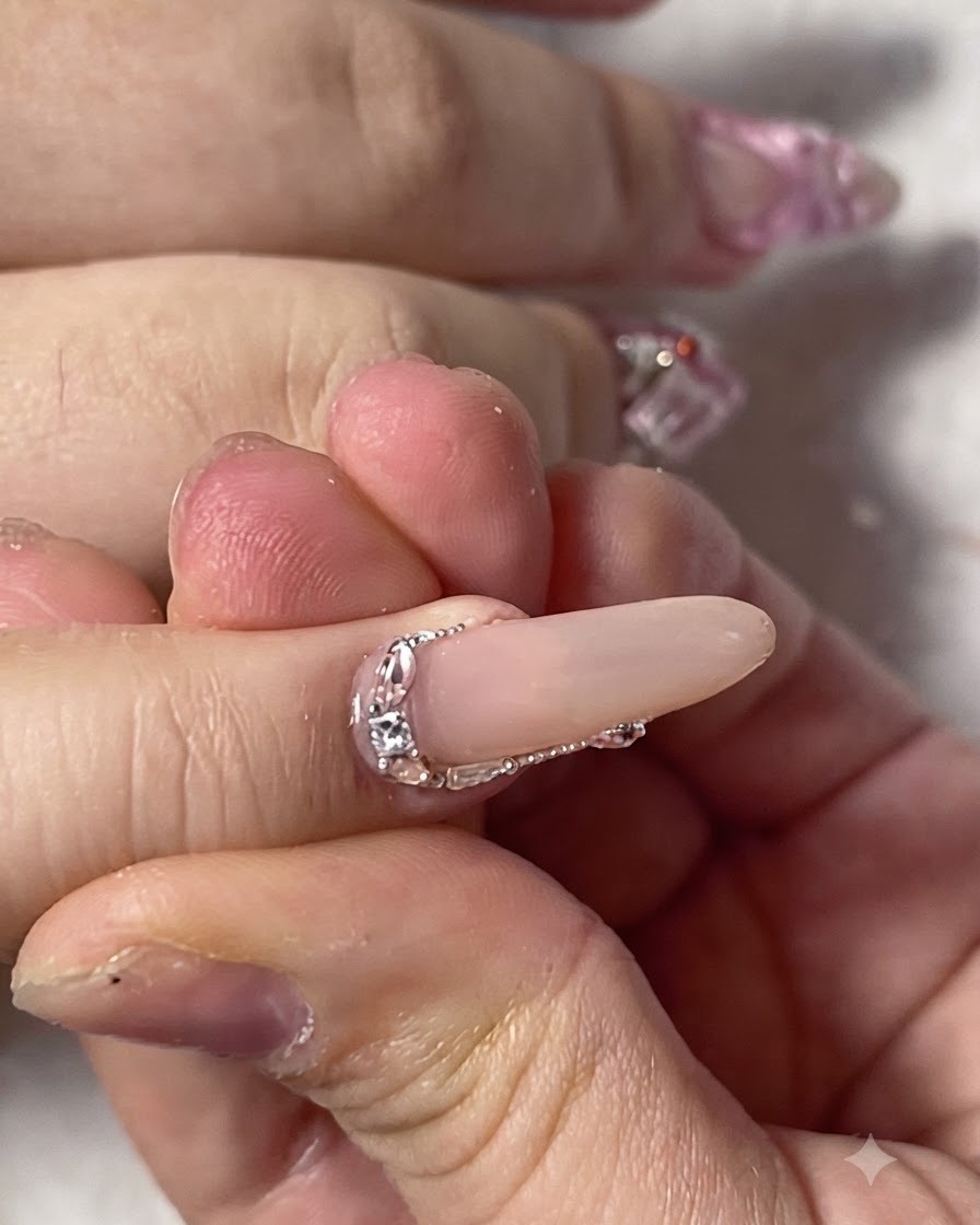 Gros plan dun ongle dauriculaire fini et magnifiquement décoré de minuscules strass étincelants le long du bord de la cuticule.