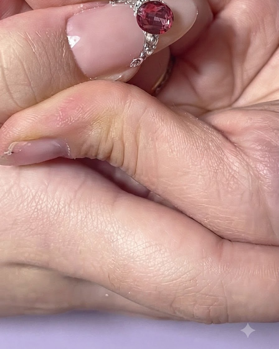 Gros plan dun ongle dindex orné de placements délicats de strass sur le côté.