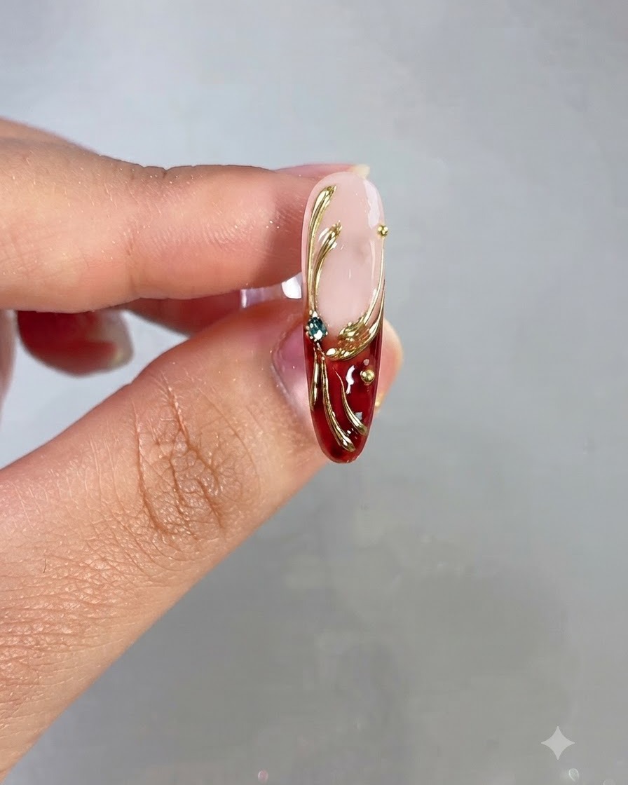 Un applicateur éponge de fard à paupières frottant de la poudre de chrome or 18K sur un design en gel en forme de 8 en relief sur un ongle.