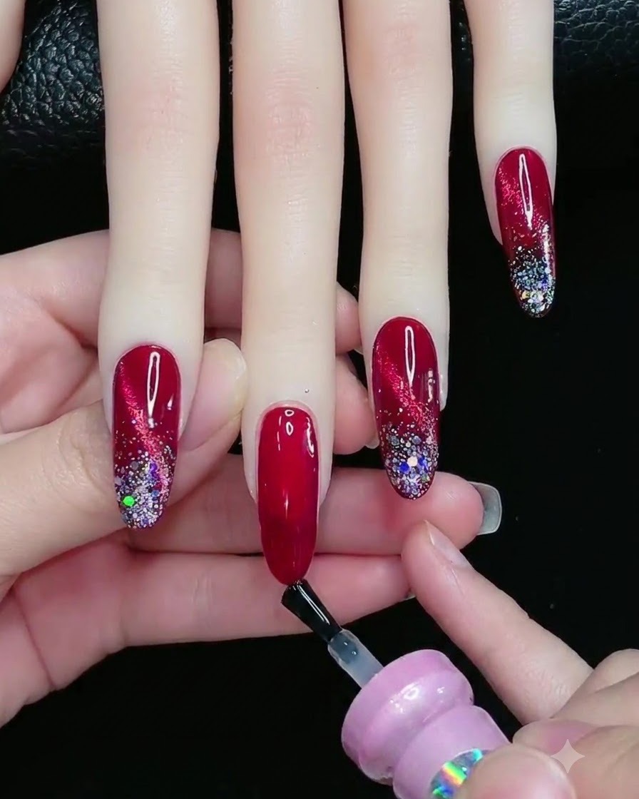 Un pinceau appliquant un gel œil de chat magnétique argenté scintillant sur toute la surface dun ongle.