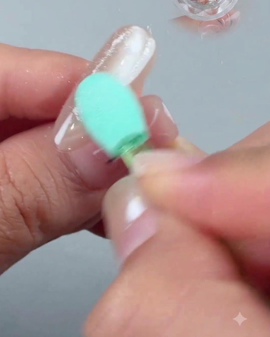 Un gros plan dun outil à manche vert dépoussiérant délicatement une capsule dongle artificiel transparent pré-modelée.