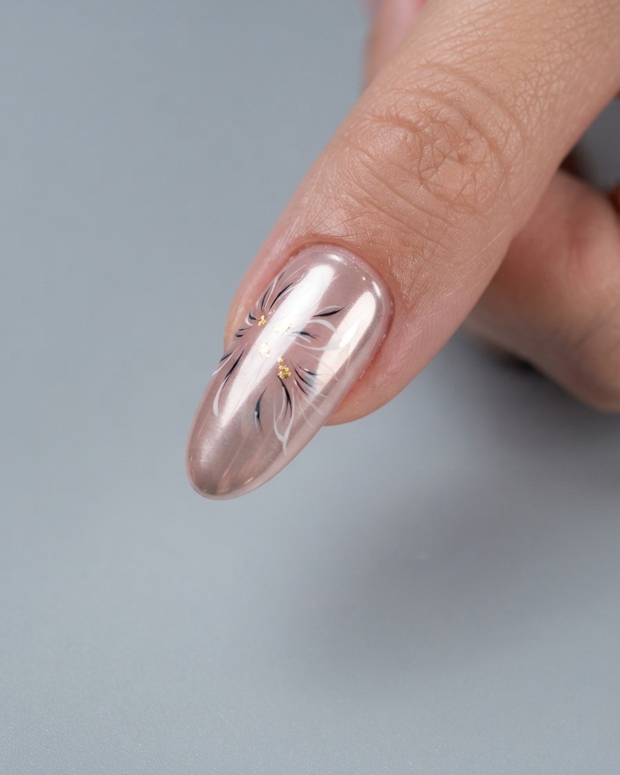 Un outil métallique prélevant du gel dextension transparent sur une feuille de palette blanche.