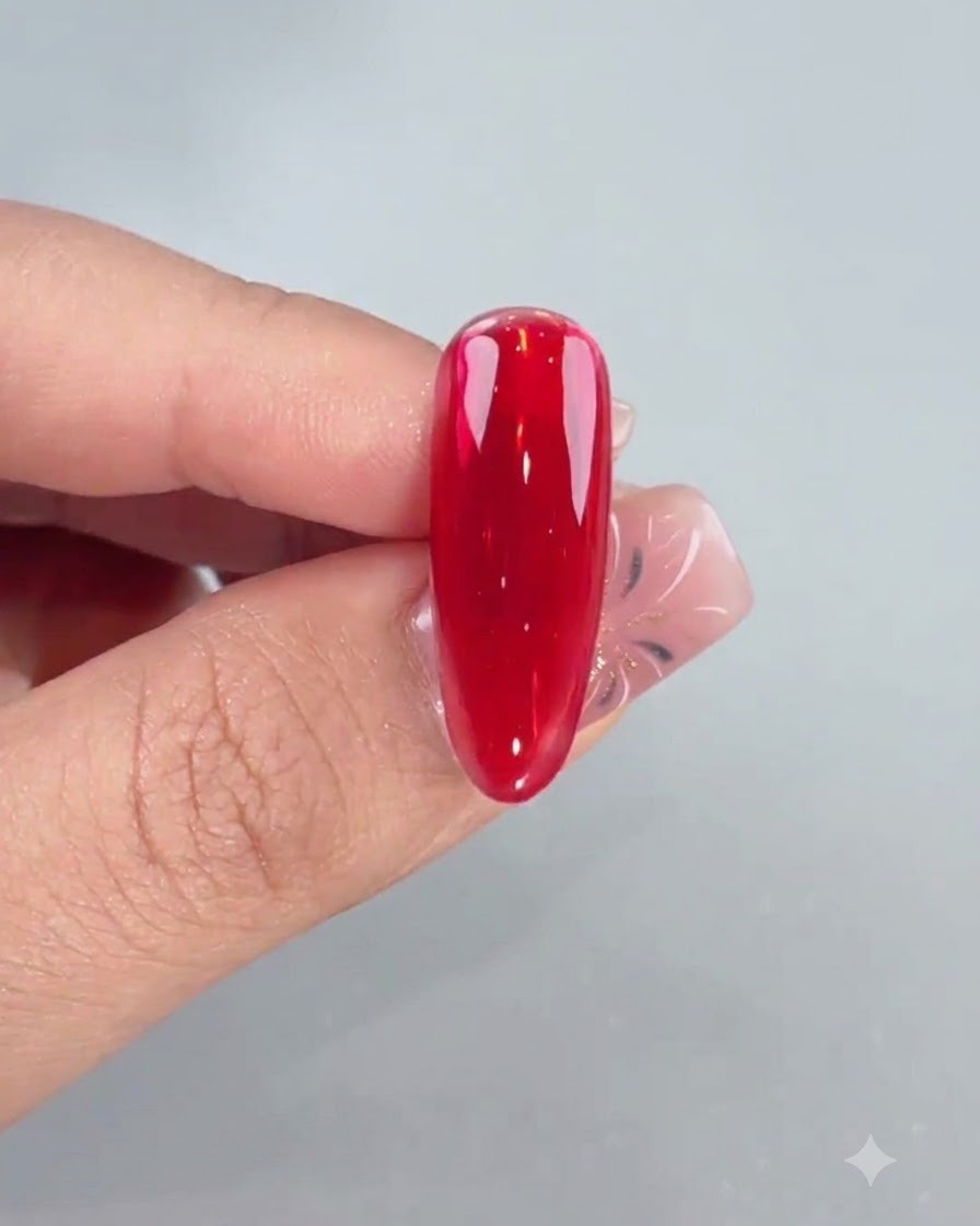 Une vue aérienne dun ongle en gel rouge brillant vu à lenvers pour vérifier la symétrie de lapex autolissant.
